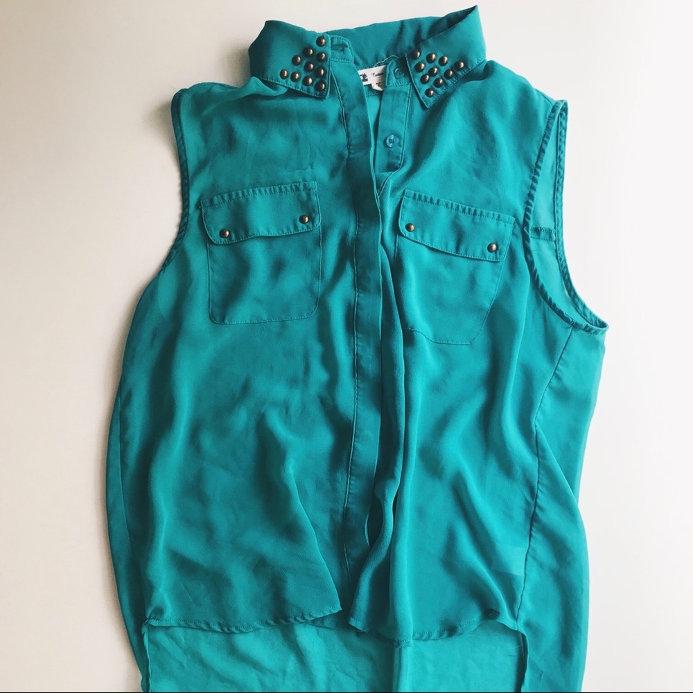 Sleeveless collared button-up